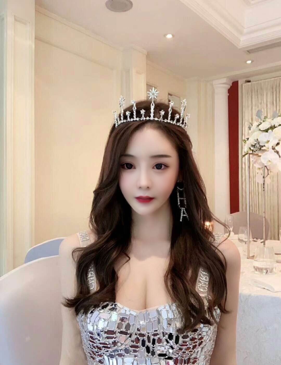莞式服务超级棒的妹子，还爬我屁股下面给我吹