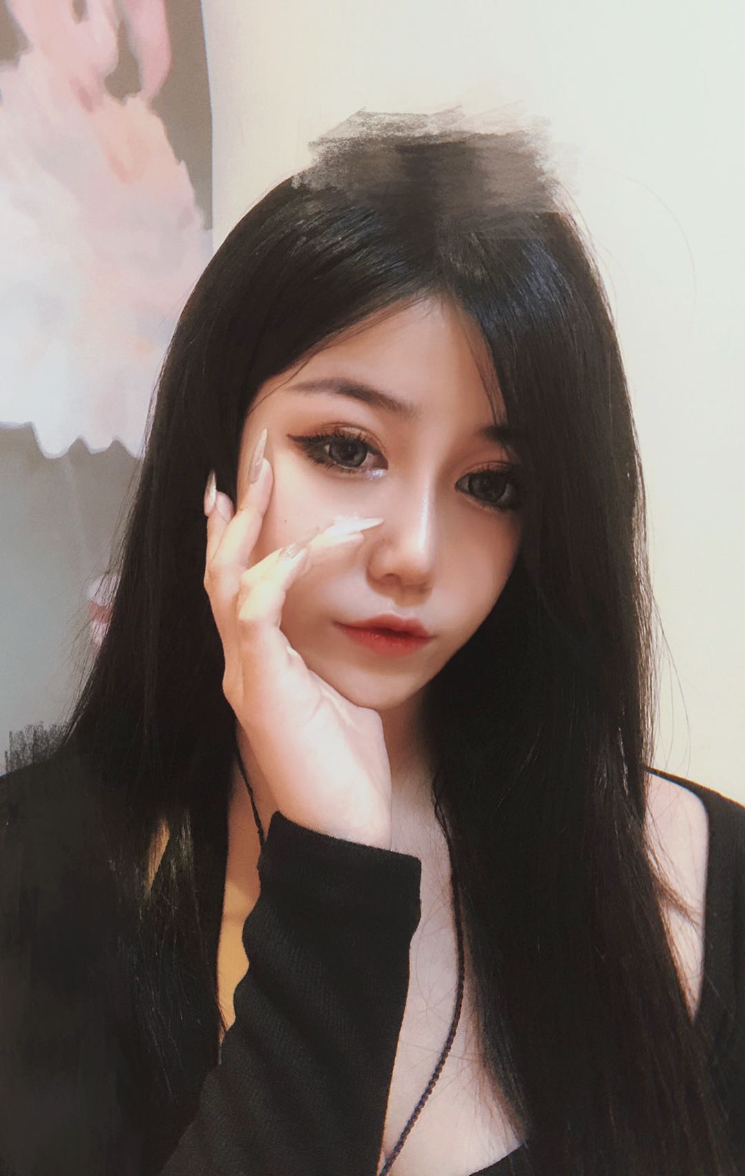说话声音挺甜的，还有点羞涩