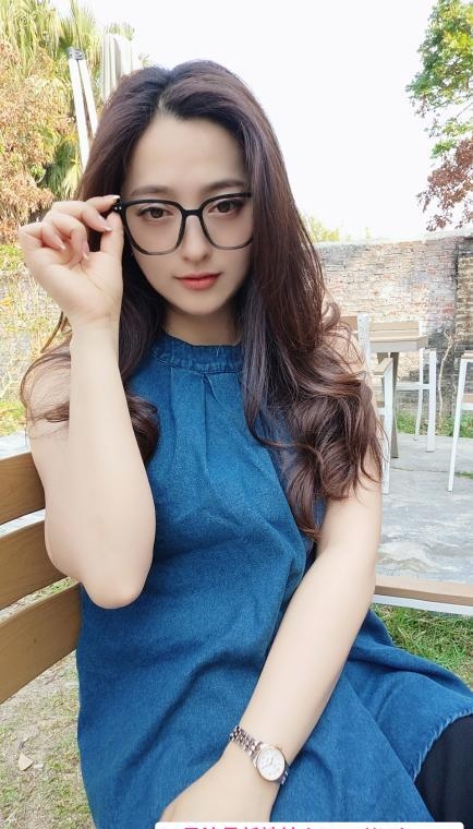 越秀眼镜轻熟妇