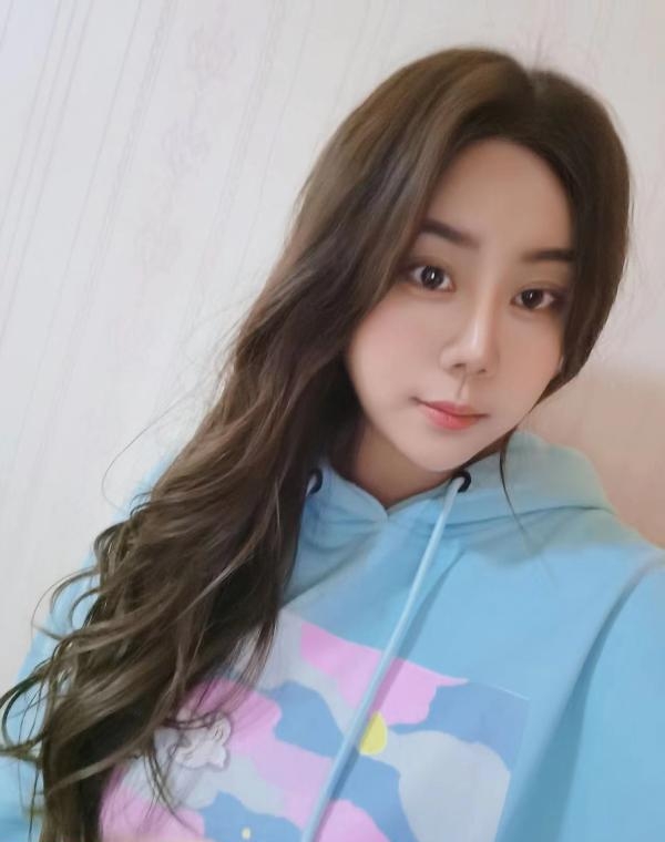 身材长相都挺好的妹子