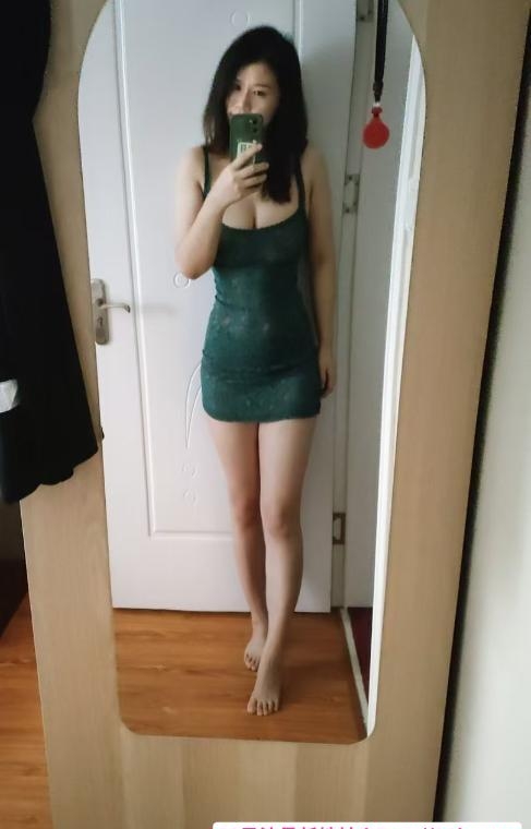 长腿大奶牛少妇