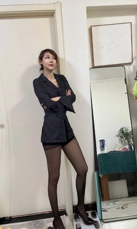 风骚主动后入长腿妹