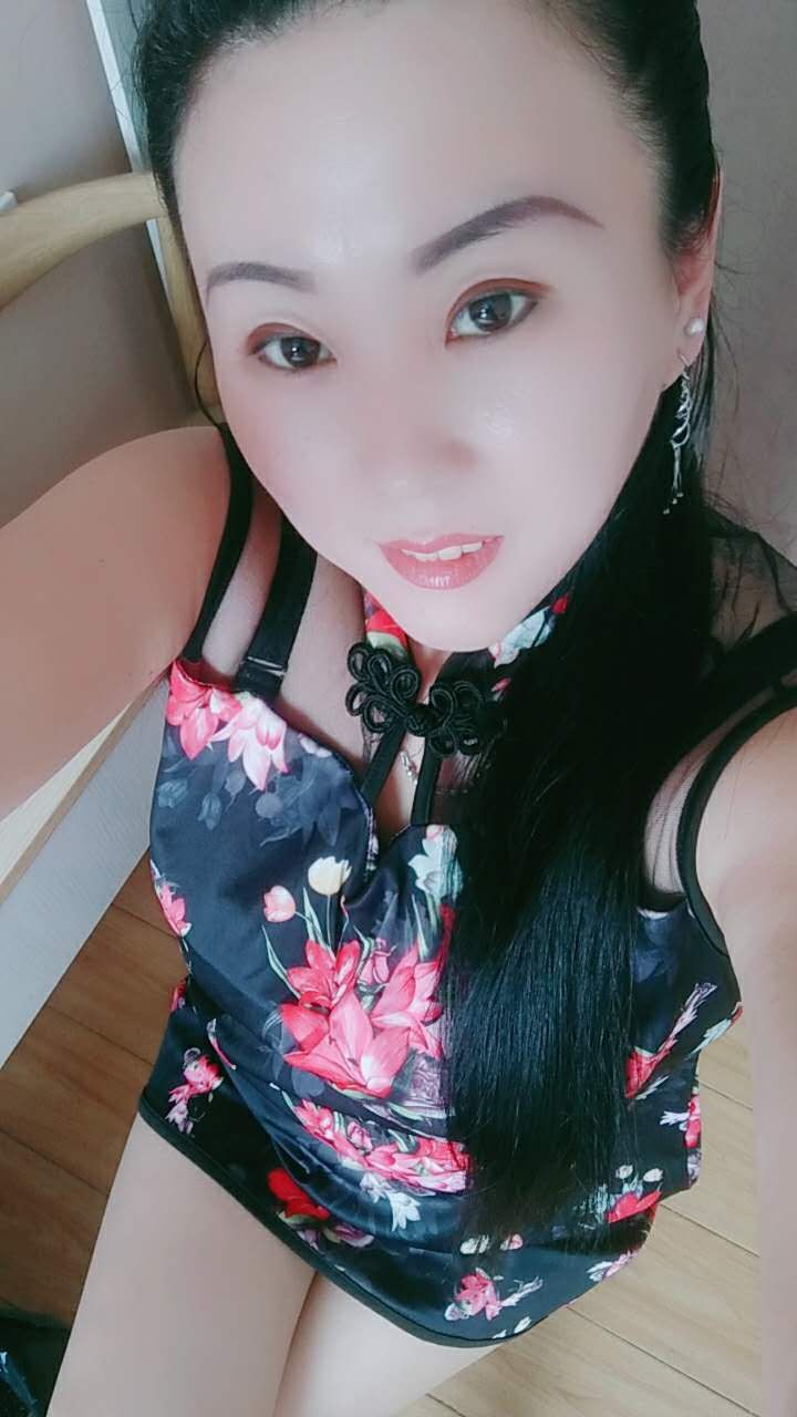 风骚大奶少妇求我干他，逼紧水多，床上求满足