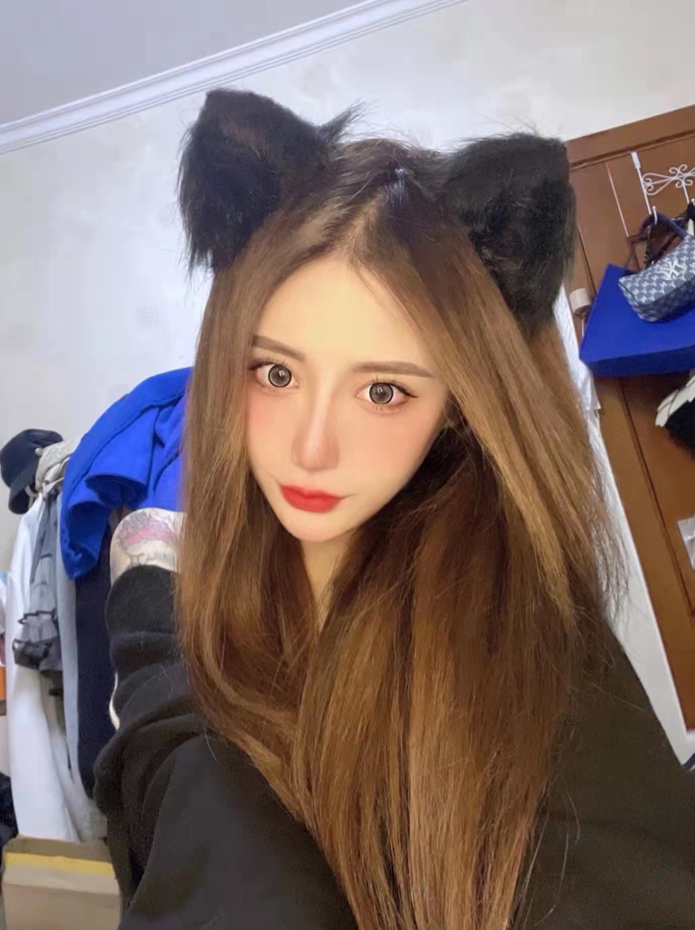 骚气的娇羞小妹儿，黑色的丝袜真诱人