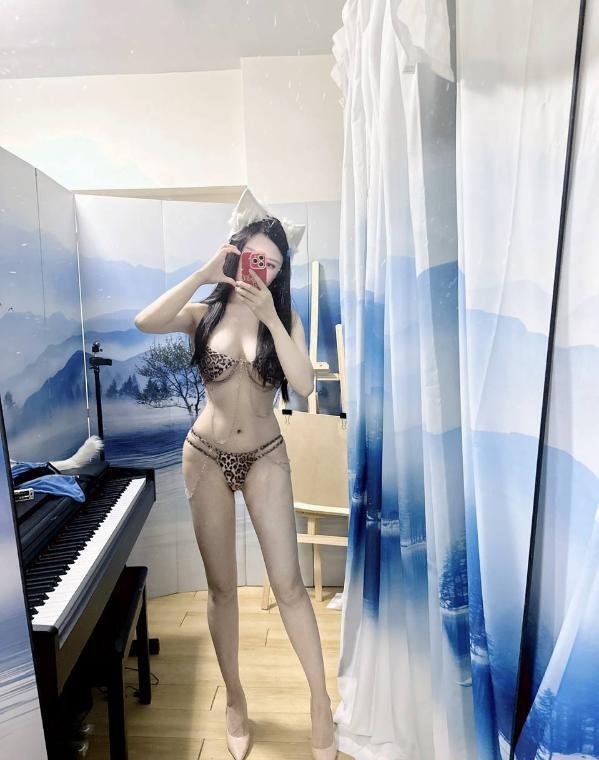 高挑身材长腿制服诱惑