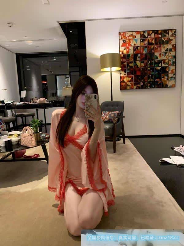 高颜值蜜桃臀思思