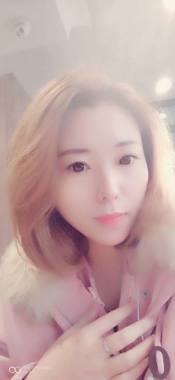 黑丝OL短裙装的萌宝