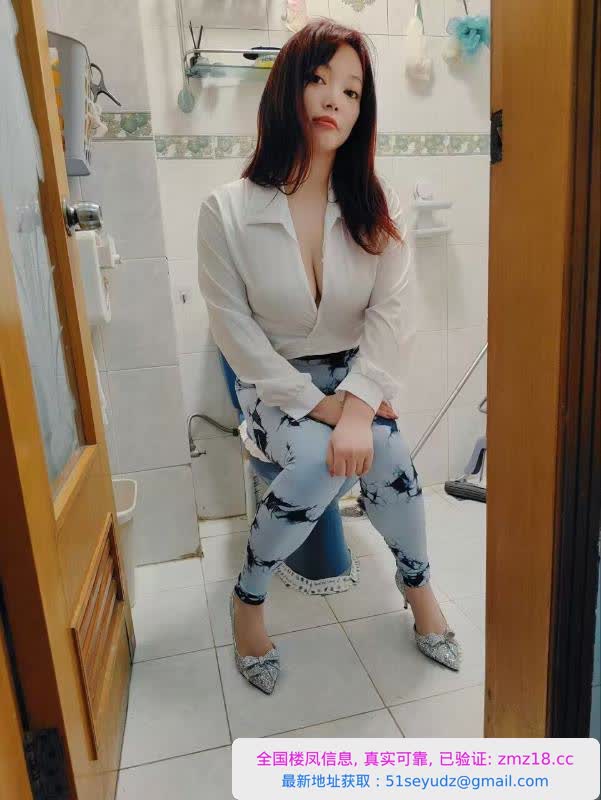 商场内可搞美甲大胸妹