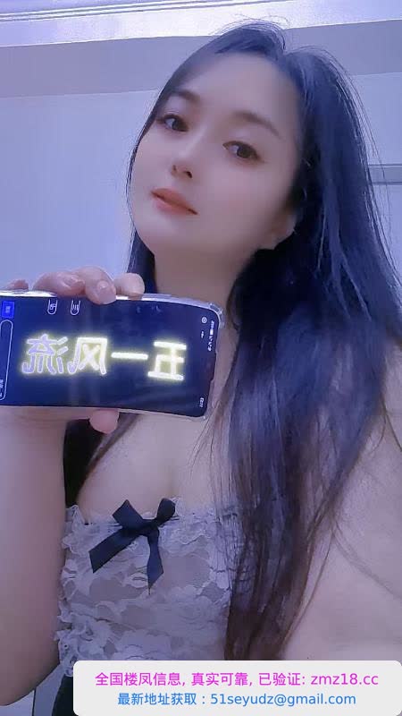 服务型苗条少妇
