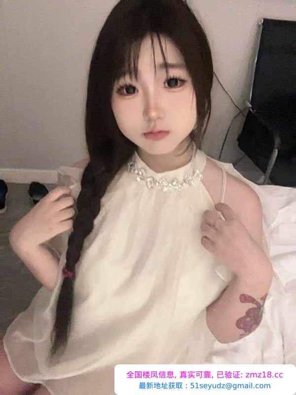 wt三点粉白虎嫩妹