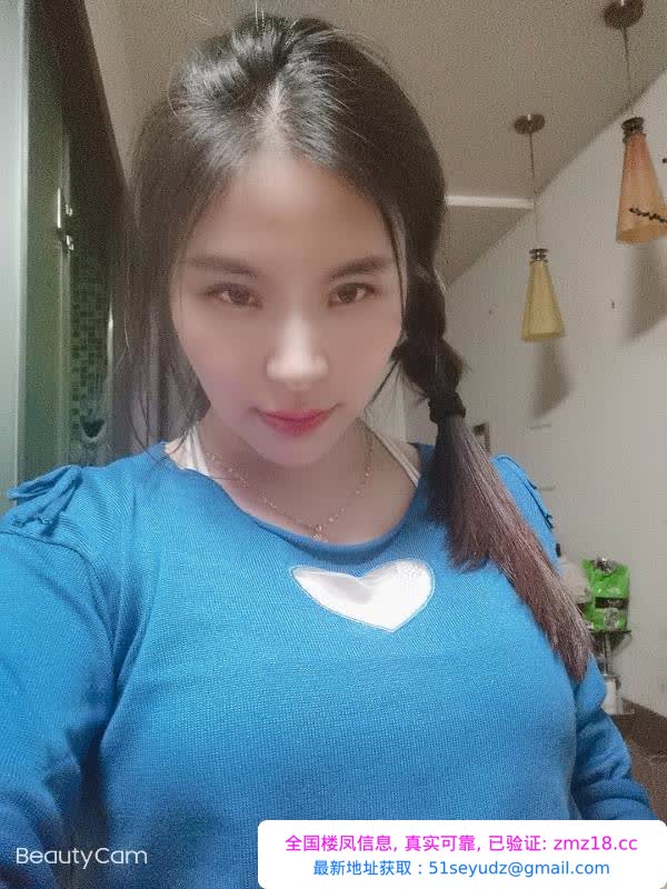 汉口火车站娇小女人