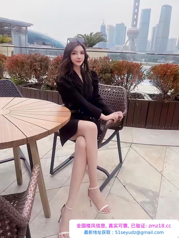 长腿大胸情趣妹子