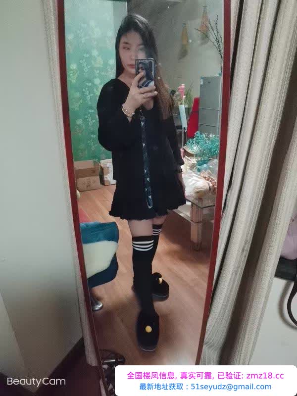 汉口火车站娇小女人