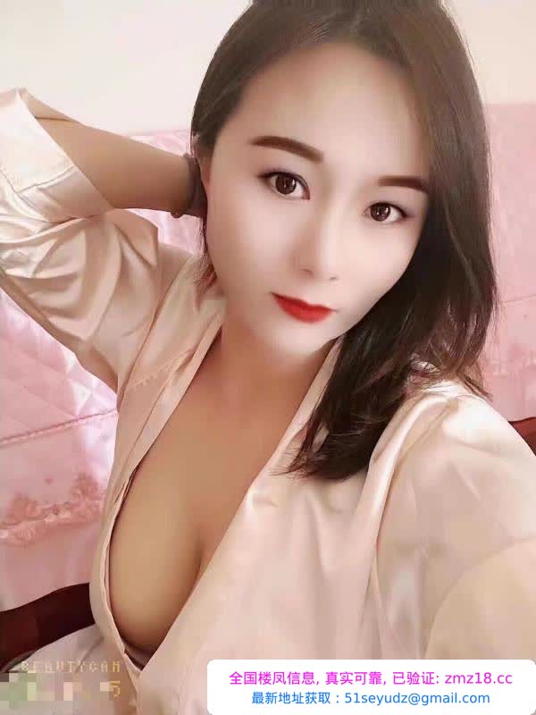舌吻风骚丰满少妇