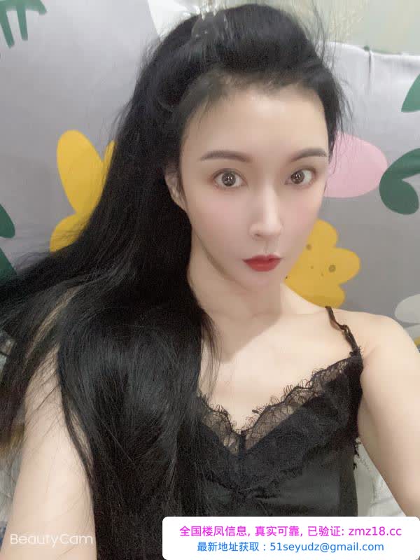 前凸后翘的小姐姐