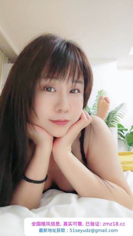 白云舌吻少妇