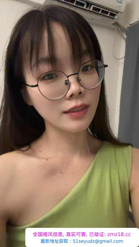 眼镜妹兼职诗诗