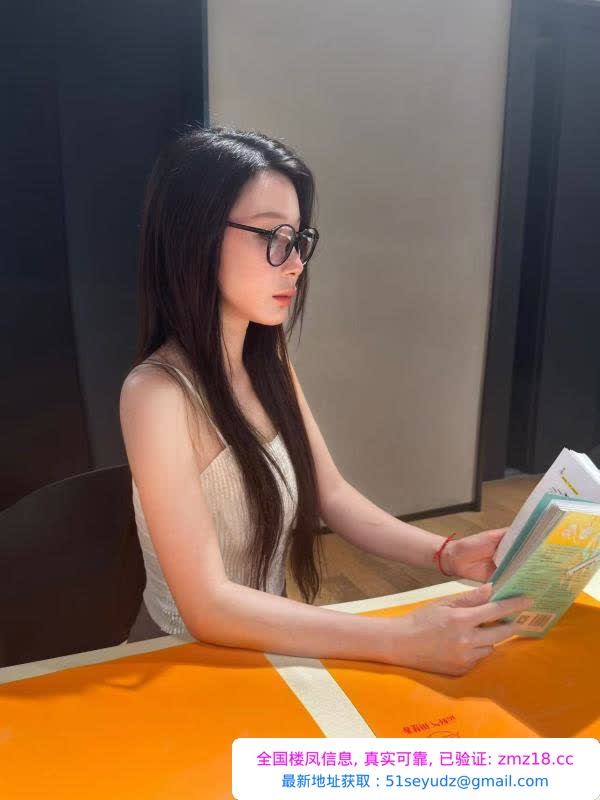 江岸小美女