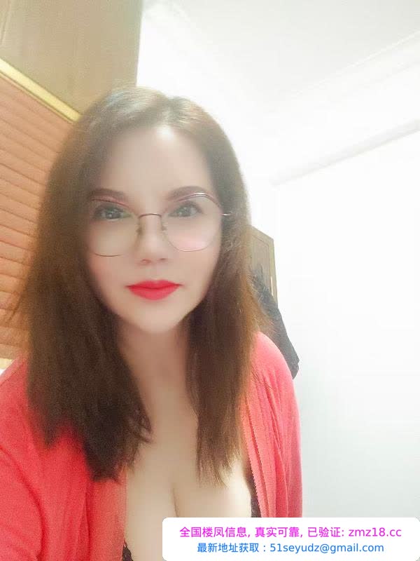 白云闷骚包臀熟女