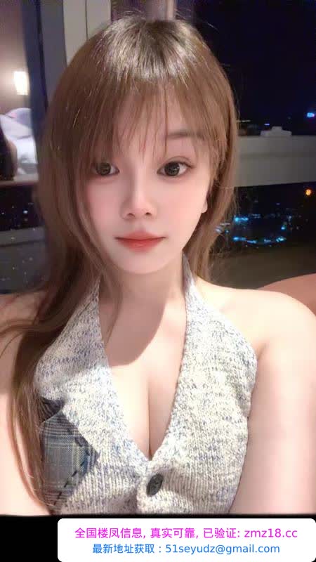 拥有E罩杯的苗条女