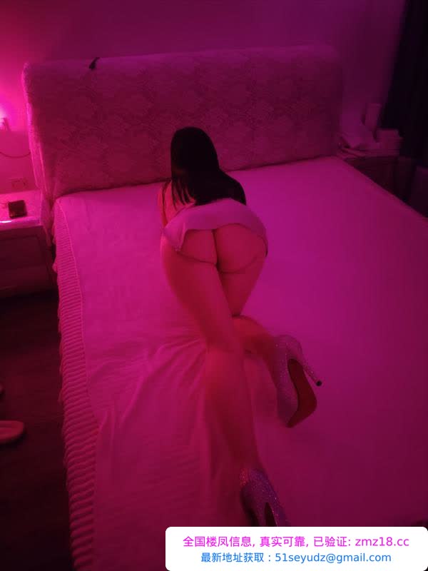 服务系翘臀小姐姐