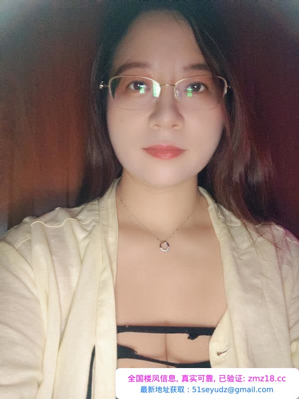 江南西奶牛眼镜妹