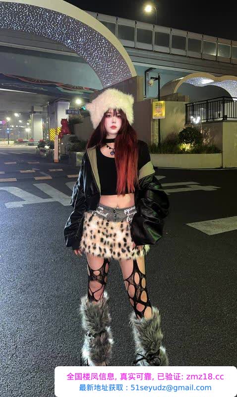 制服诱惑翘臀馨菲老师