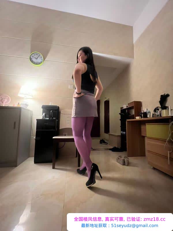 制服肉臀小后妈