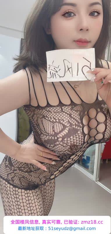 舌吻翘臂大波浪妹