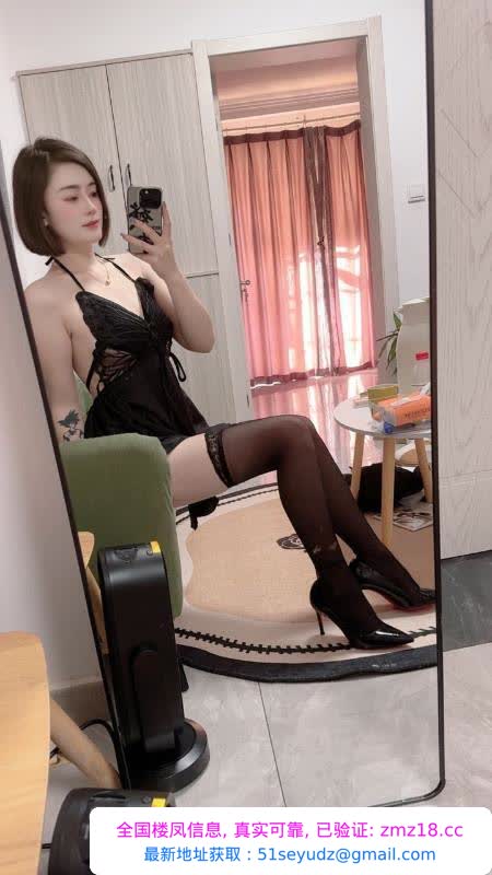园区黑丝翘臀骚货