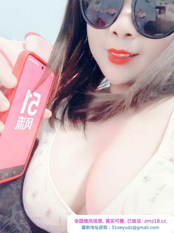 大胸性感小少妇