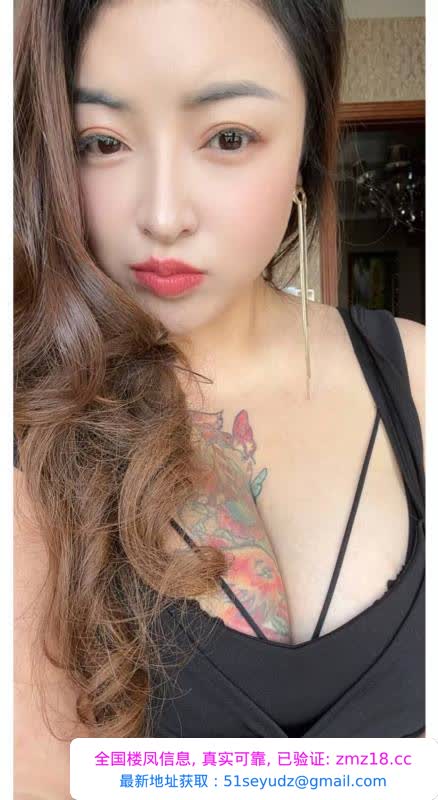 纹身大奶美少妇