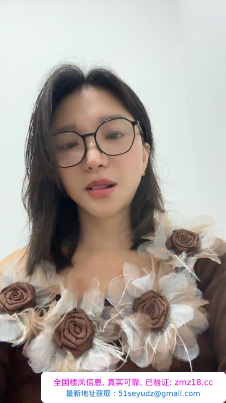 戴眼镜的大胸少妇