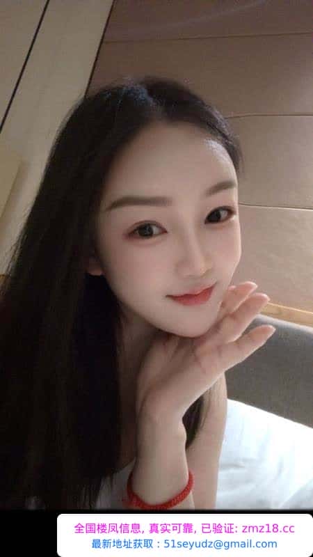 白云颜值女友依依