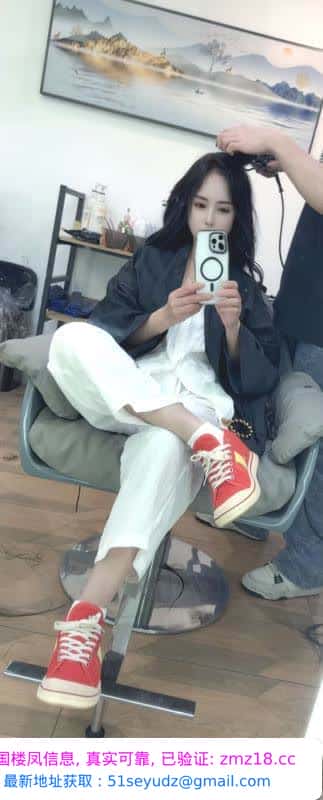 性感肥臀身材的小姐姐