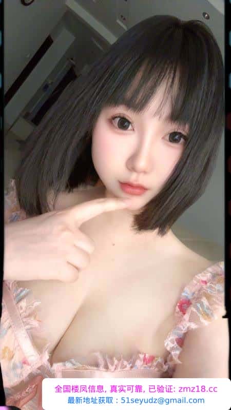 肤白短发大胸妹子