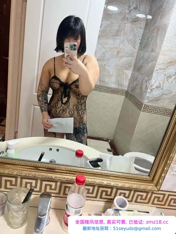 短发制服小妹