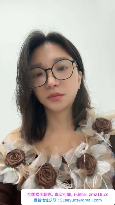 戴眼镜的大奶骚妇