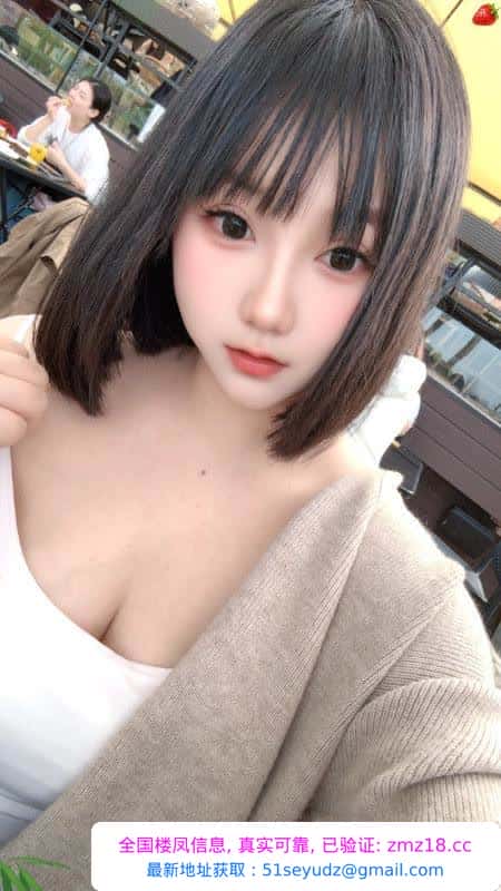 呆萌短发清纯妹子