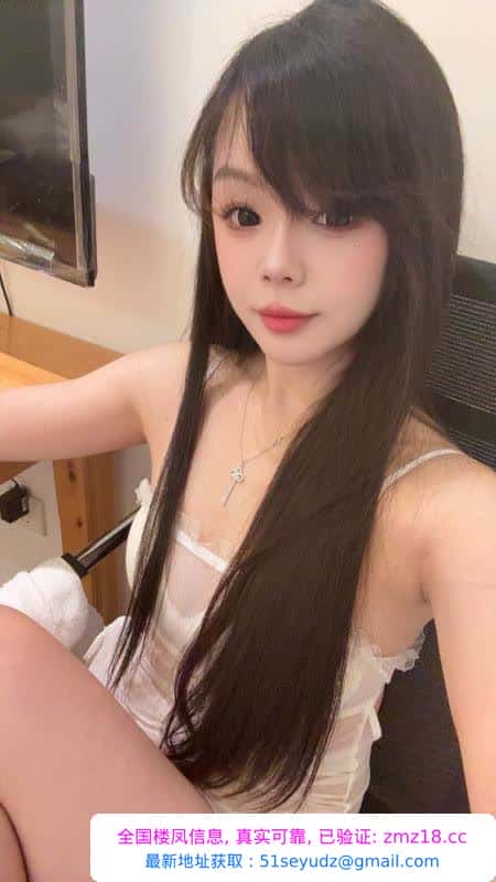 二街肤白翘臀御姐