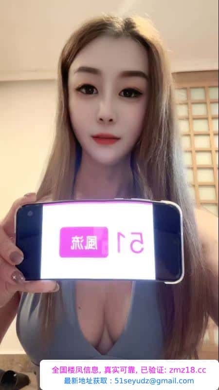 清秀美臀依依