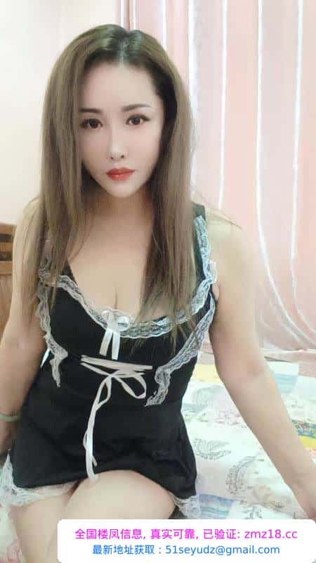 出击狂热舌吻熟女