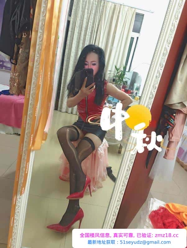 制服诱惑小骚妇