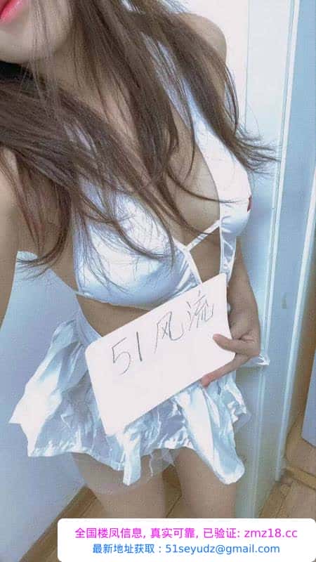 制服诱惑小骚妇