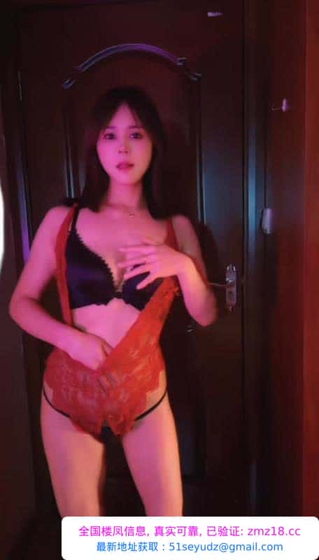 厕所后入大乳嫩妹