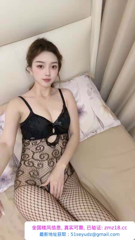 黑丝诱惑小美女