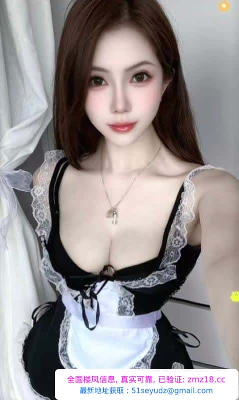 制服大胸小美女