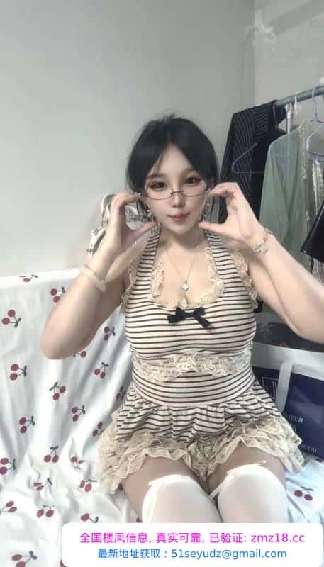 湖里性感诱惑眼镜妹