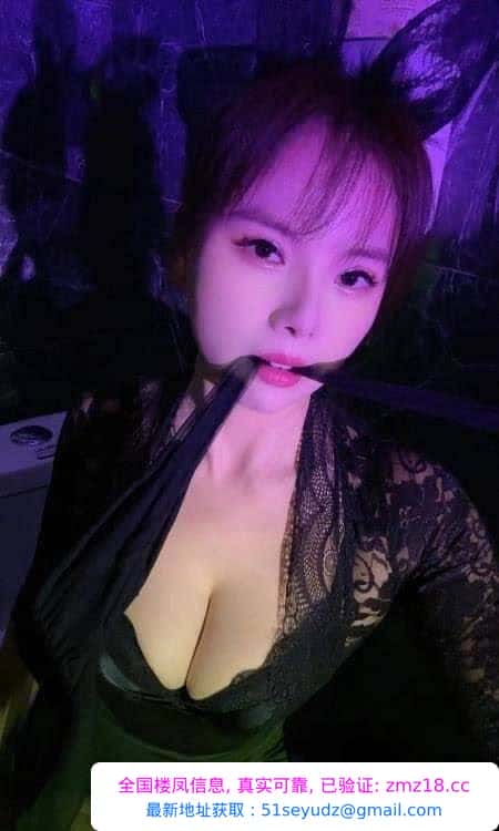 短发性感丰满妹妹