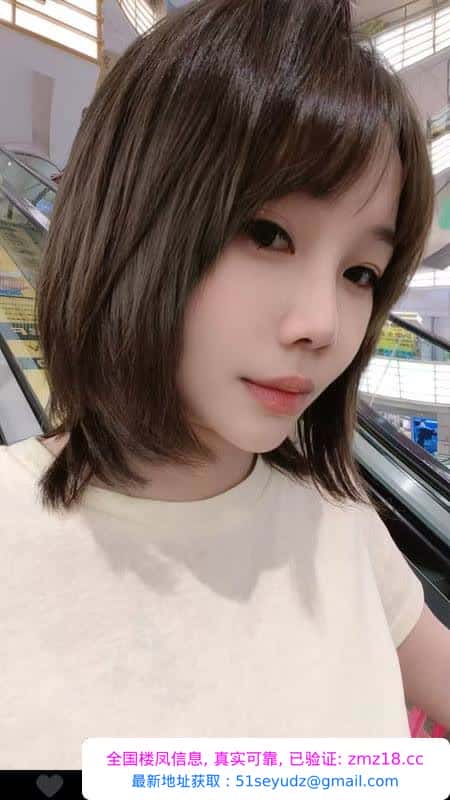 短发美乳御姐